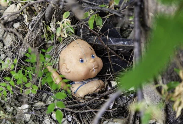 Boneca Quebrada Entre Escombros Infância Guerra Destruída — Fotografia de Stock