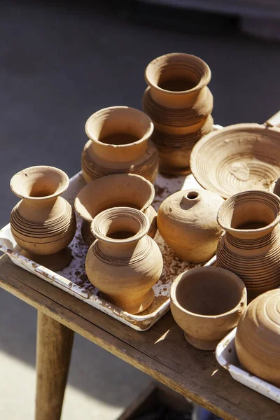 セラミックジャグと手作りの粘土鍋 手作り — ストック写真