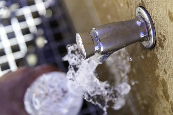 Filling Water Bottle Fountain Water Summer Refreshment — Stock fotografie