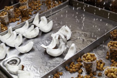 Hindistan cevizi parçaları ve kurutulmuş kaplan fındığı.