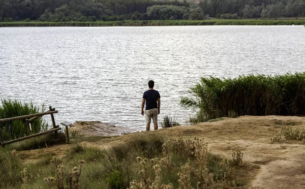 Detalhe Jovem Contemplando Lago Relaxamento Tranquilidade — Fotografia de Stock
