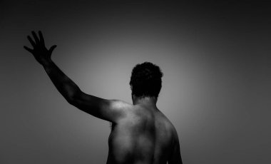 Işığa karşı bir adamın figürünün ayrıntıları