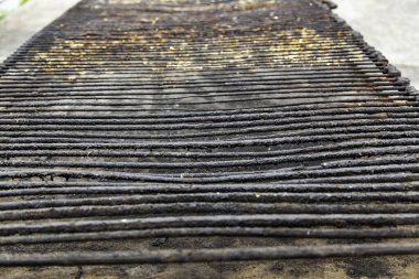 Kirli ve paslı eti kızartmak için ızgara.