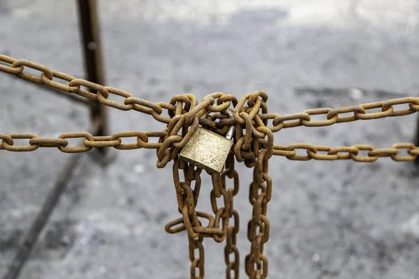 Λεπτομέρεια Σκουριασμένων Και Εγκαταλελειμμένων Κλειδαριών Ασφαλείας Ασφάλειας — Φωτογραφία Αρχείου