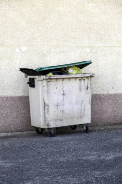 Sokaktaki çöp konteynırları, temizlik ve geri dönüşüm, ekoloji