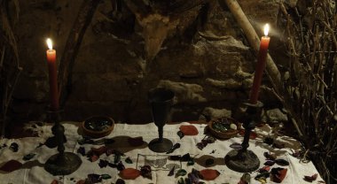 Cadılık, kara büyü ve batıl inançların ayrıntıları.