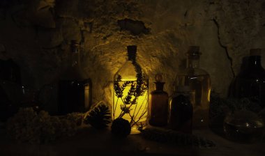 Cadılık, kara büyü ve batıl inançların ayrıntıları.