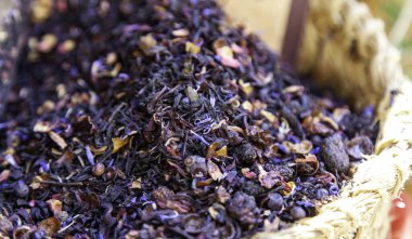 Eski bir pazarda çeşitli şifalı bitkilerin ayrıntıları