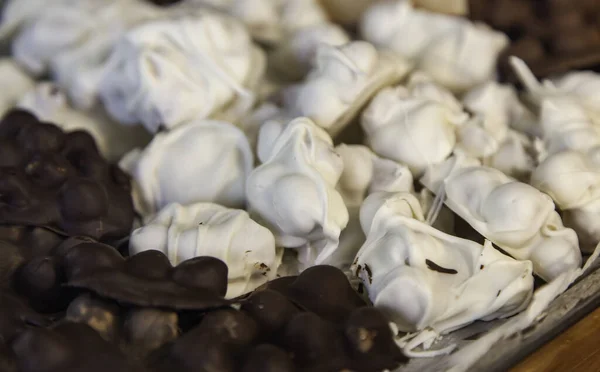 Detalhe Nozes Mergulhadas Chocolate Preto Branco — Fotografia de Stock