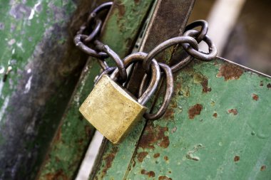 Paslı kapı, inşaat ve mimaride demir kilit