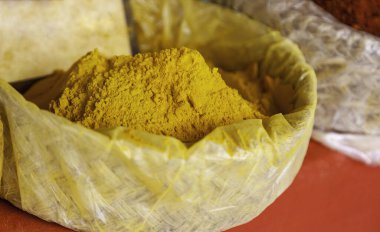 Eski bir pazarda çeşitli şifalı bitkilerin ayrıntıları