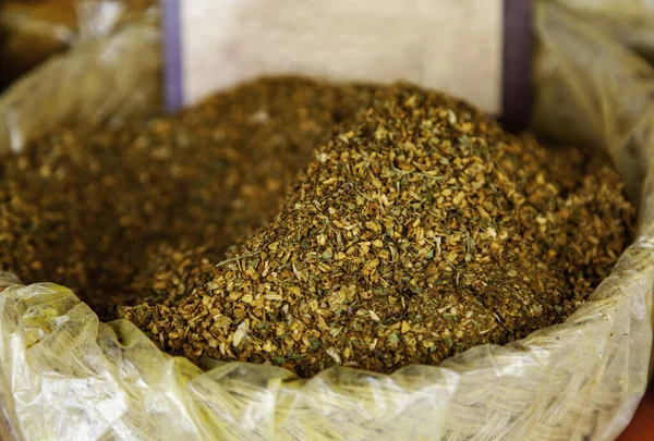 Eski bir pazarda çeşitli şifalı bitkilerin ayrıntıları