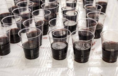 Partide kırmızı şaraplı bardaklar, alkollü içki.