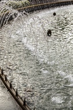 Çeşmedeki dekoratif su jetlerinin ayrıntıları