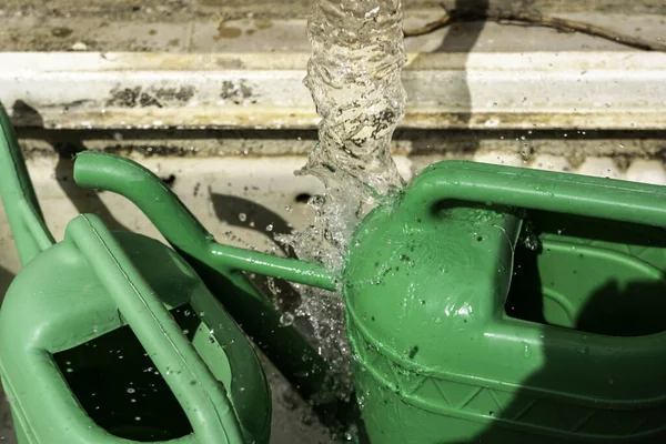 Detail Van Het Vullen Van Drinkbussen Planten Tuin Water Geven — Stockfoto