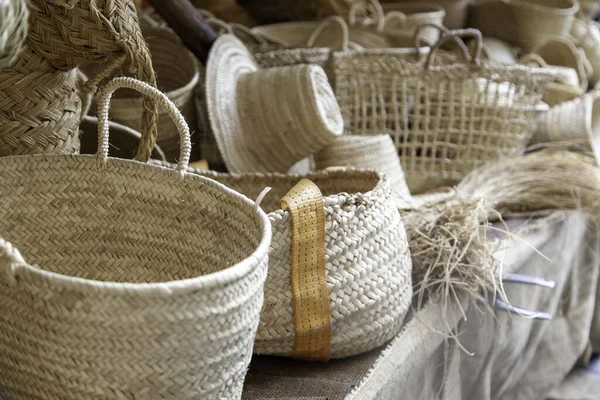 Detalhe Cestas Objetos Feitos Com Vime Mercado Tradicional — Fotografia de Stock