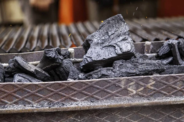 Detalle Quema Carbón Una Barbacoa Para Cocinar —  Fotos de Stock
