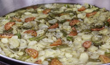 Tavada sebze ve patates yahnisi, ev yapımı yemekler.