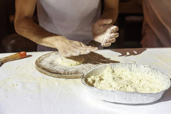 전통적 스페인 케이크를 만드는 — 스톡 사진