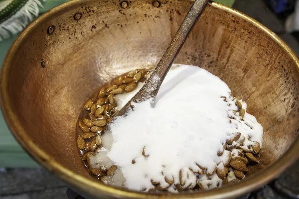 Detail Van Productie Van Gekonfijte Amandelen Suiker — Stockfoto