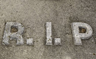 Yırtık sembollü mezar, inşaat ve dini mimari, ölüm