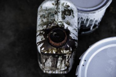 Endüstriyel paslı metal fıçı, çevre kirliliği, aşınma