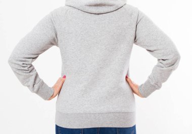 Arka plan: açık gri kapüşonlu ceket giymiş güzel Avrupalı orta yaşlı kadın - beyaz arka plan önünde çekilen stüdyo resmi