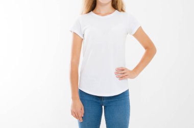 Genç, beyaz, Avrupalı bir kadın, beyaz tişörtlü bir kız. Gömlek tasarımı ve insanların konsepti. Gömlekler beyaz arka planda izole edilmiş. Model yap. Boşluğu kopyala.