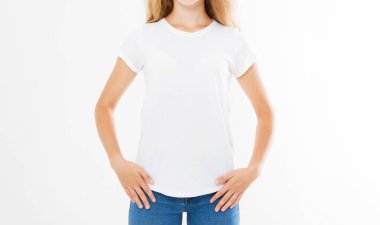 Kadın beyaz t-shirt, izole edilmiş, kırpılmış portre, tişörtlü kız.