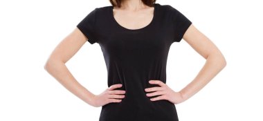 Tişört tasarım konsepti - beyaz kız siyah tişörtlü, yakın plan.