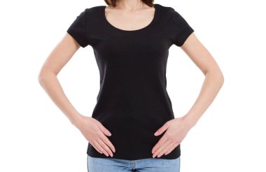Siyah tişört, beyaz üzerinde izole edilmiş kadın modeli.