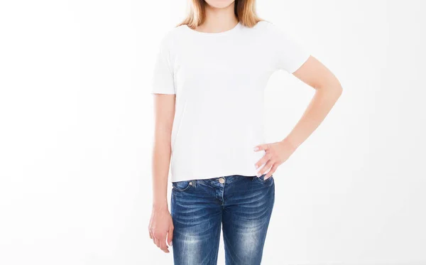 穿着T恤的漂亮性感女人的肖像 T恤的设计 人的概念 穿着白衬衫的女人的特写 前隔离 模型化模板用于设计打印 复制空间 — 图库照片