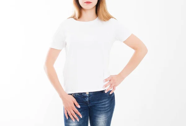 剪裁的年轻女孩的肖像在T恤 T恤的设计 人的概念 穿着白衬衫的女人的特写 前隔离 模型化模板用于设计打印 复制空间 — 图库照片