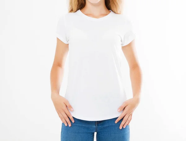 剪裁肖像画年轻迷人的女人穿着时髦的白色T恤孤立 女孩穿T恤 — 图库照片