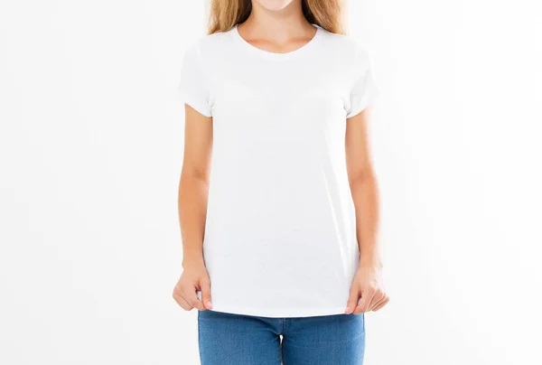 笑顔幸せな女の子ポージングで白いTシャツセット コピースペース 空白のTシャツ 空のTシャツ女性 — ストック写真