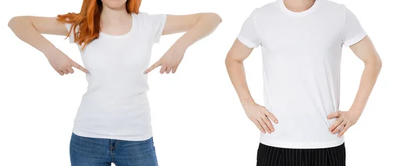 若い人たちが白い光の壁のジーンズのTシャツの近くに立つ 男の女性のTシャツモックアップ — ストック写真