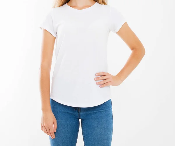 白いTシャツを着た若いセクシーな白人女性 Tシャツのデザインや人のコンセプト 白い背景に隔離されたシャツフロントビュー モックアップ コピースペース — ストック写真