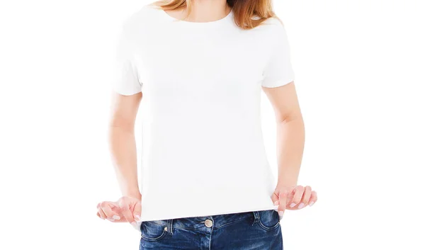 Tシャツクローズアップ 女の子でTシャツモックアップ隔離された上の白 — ストック写真