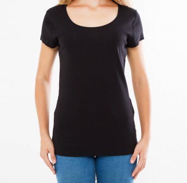 Siyah t-shirt modeli. Beyazda izole edilmiş olarak yakın plan.