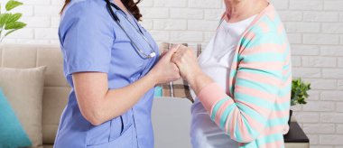 Engelli kadın, hemşire ve yaşlı kadın için yakın plan klinisyen eli.