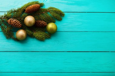 Mavi ahşap arka planda bir Noel ağacının üzerindeki çam kozalakları. Üst görünüm ve kopyalama alanı