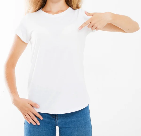Beyaz Arka Planda Izole Edilmiş Beyaz Tişörtünü Parmaklarıyla Gösteren Çekici — Stok fotoğraf