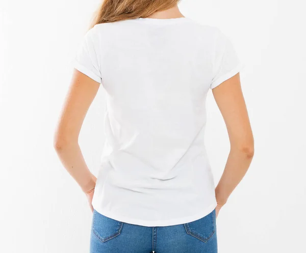 몸매의 여자에게 하얀색 티셔츠를 뒤에서 바라본다 — 스톡 사진