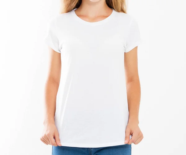 年轻漂亮的姑娘穿着空白的白衬衫摆姿势 准备好设计了 — 图库照片