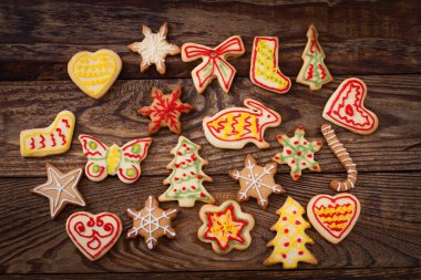 Kahverengi ahşap masada Noel kurabiyeleri. Üst görünüm ve maket.