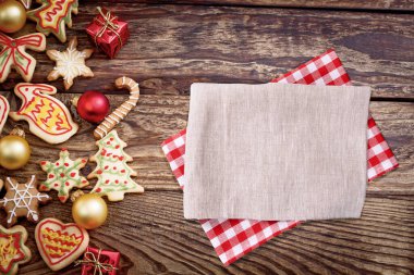 Noel, yeni yıl arkaplanı. Kurabiye, masa örtüsü ve peçeteli Xmas ahşap masası. Üst görünüm, kopyalama alanı, modelleme