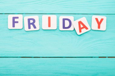 Mavi ahşap arka planda cuma mektupları var. Kara Cuma satışları. Üst Manzara. Uzayı kopyala Model