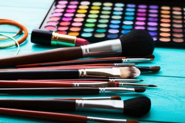 Arka planda fotokopi alanı olan kozmetik aksesuarlar çerçevesi. Üst görünüm