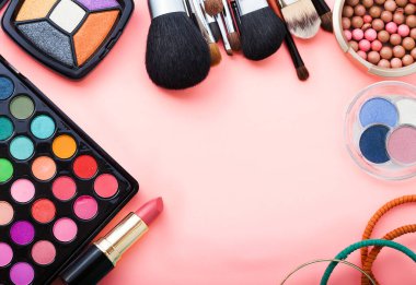 Arka planda fotokopi alanı olan kozmetik aksesuarlar çerçevesi. Üst görünüm