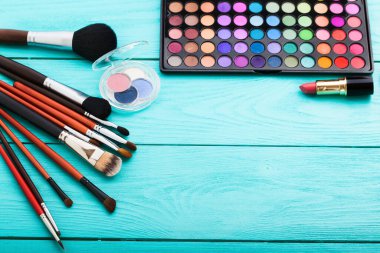 Arka planda fotokopi alanı olan kozmetik aksesuarlar çerçevesi. Üst görünüm